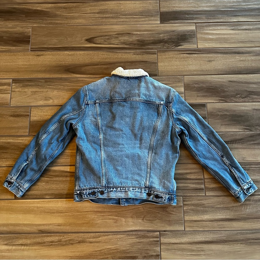 SOLD - LEVI’s Distressed Fleece Truckers Jacket Sz MED - Picture 3 of 10